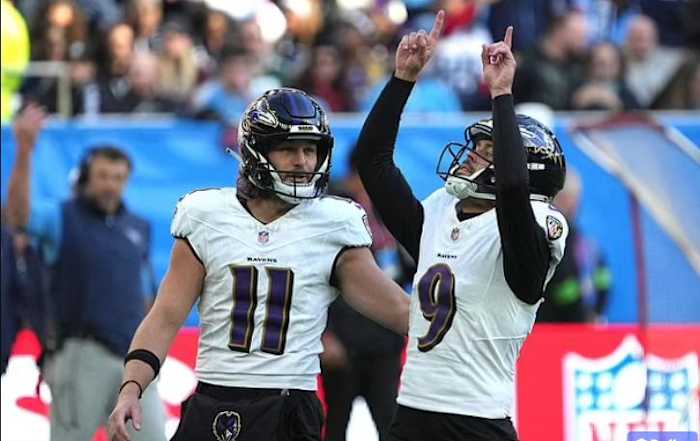 Tucker (9) ied a career-best with six successful field goals on Sunday